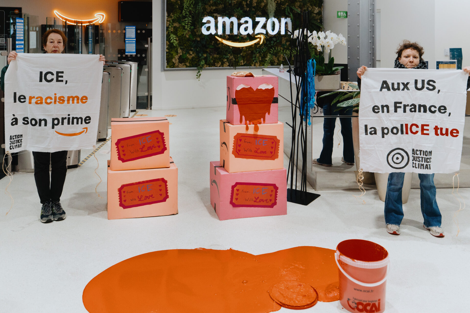 Action Justice Climat dénonce Amazon et ses liens avec ICE