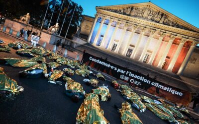 Action Justice Climat bloque le parvis de l’Assemblée nationale pour exiger un véritable budget climatique